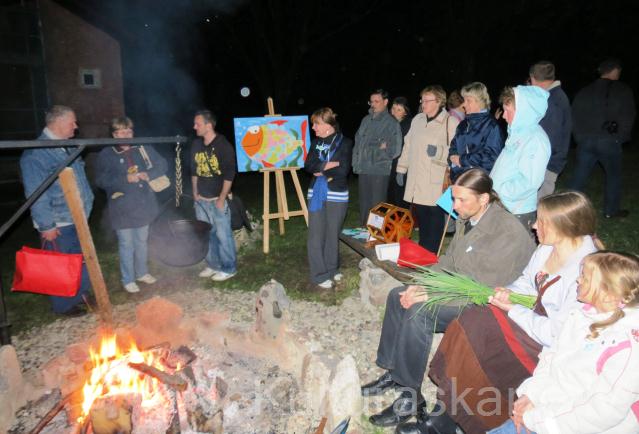 un noslēdzās muzeja dārzā pie ugunskura